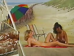 Ике лесбиянки уйнай фонында пляж